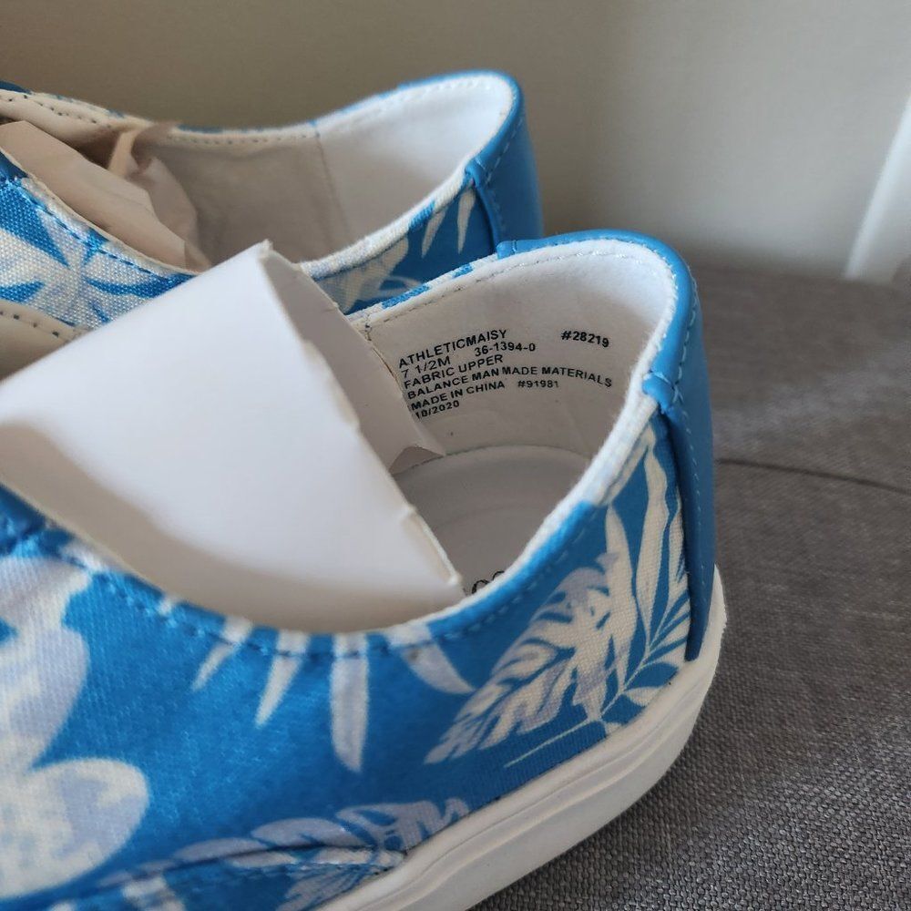 The Maisy Sneaker By Comfortview - Tonal Floral - Size 7.5 - Picture 5 of 9